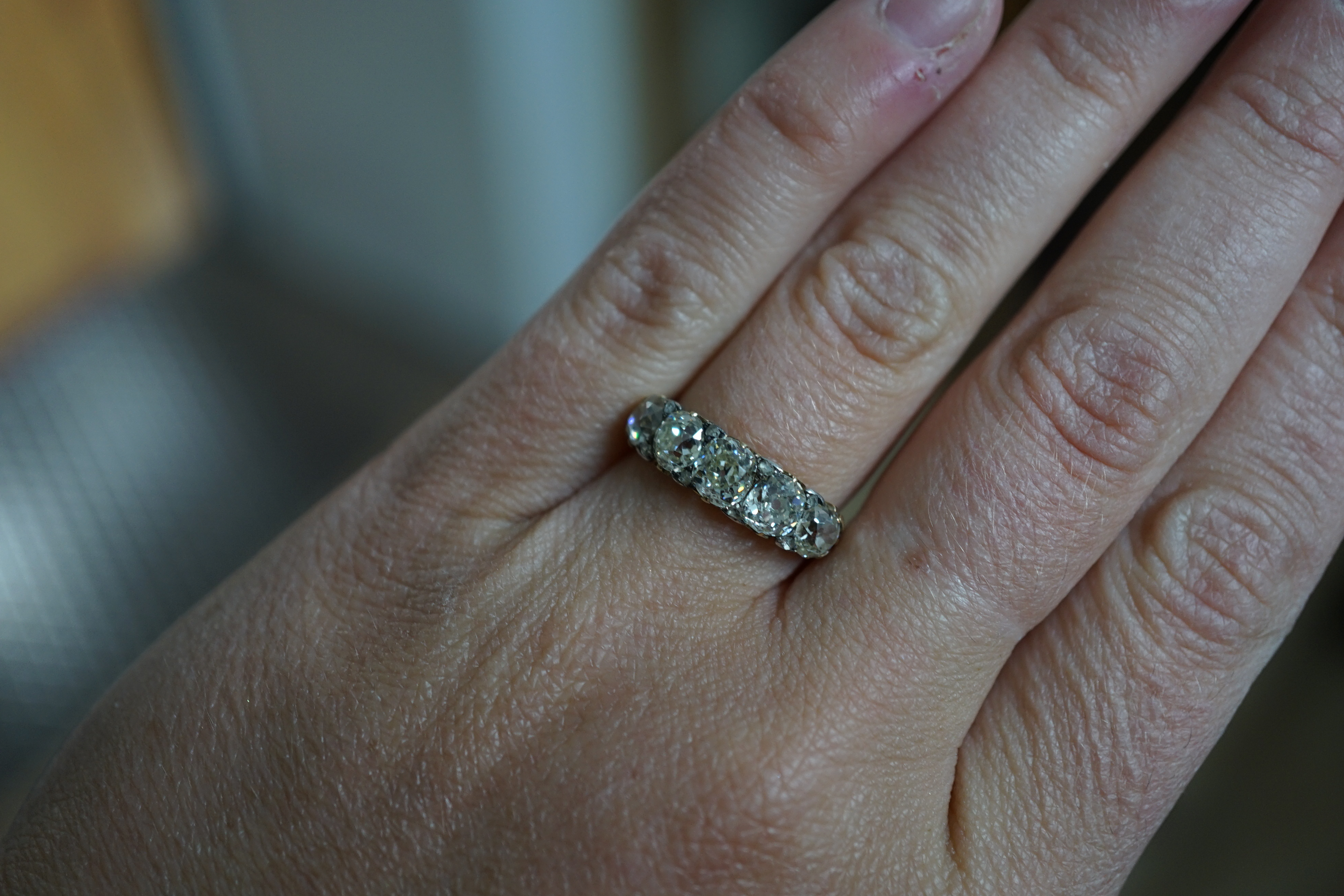 A Victorian 18ct and graduated five stone old round cut diamond set half hoop ring